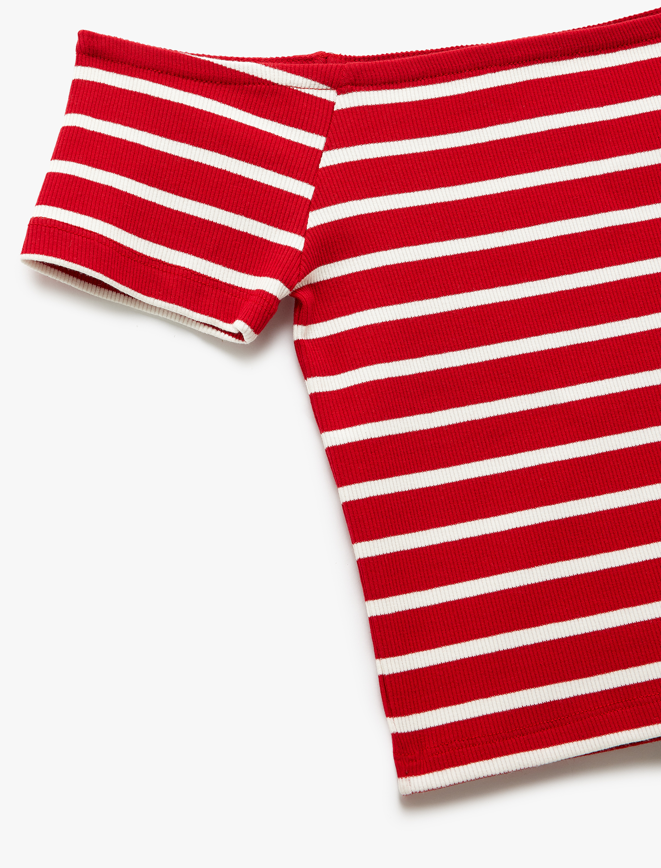   Pamuklu Kısa Kollu Omzu Açık Çizgili Madonna Yaka Tişört