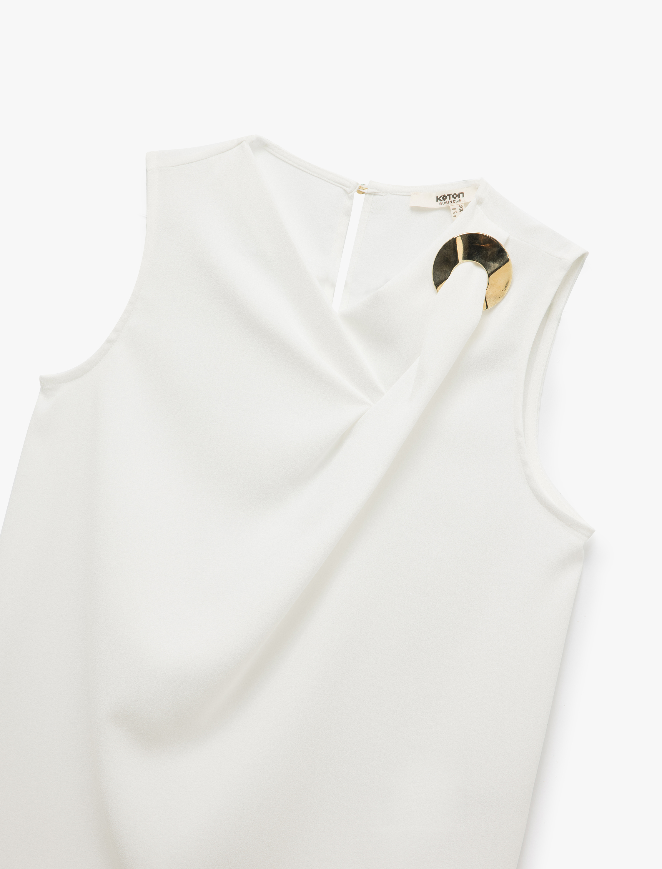   Asimetrik Yaka Drapeli Metal Aksesuarlı Kolsuz Krep Bluz