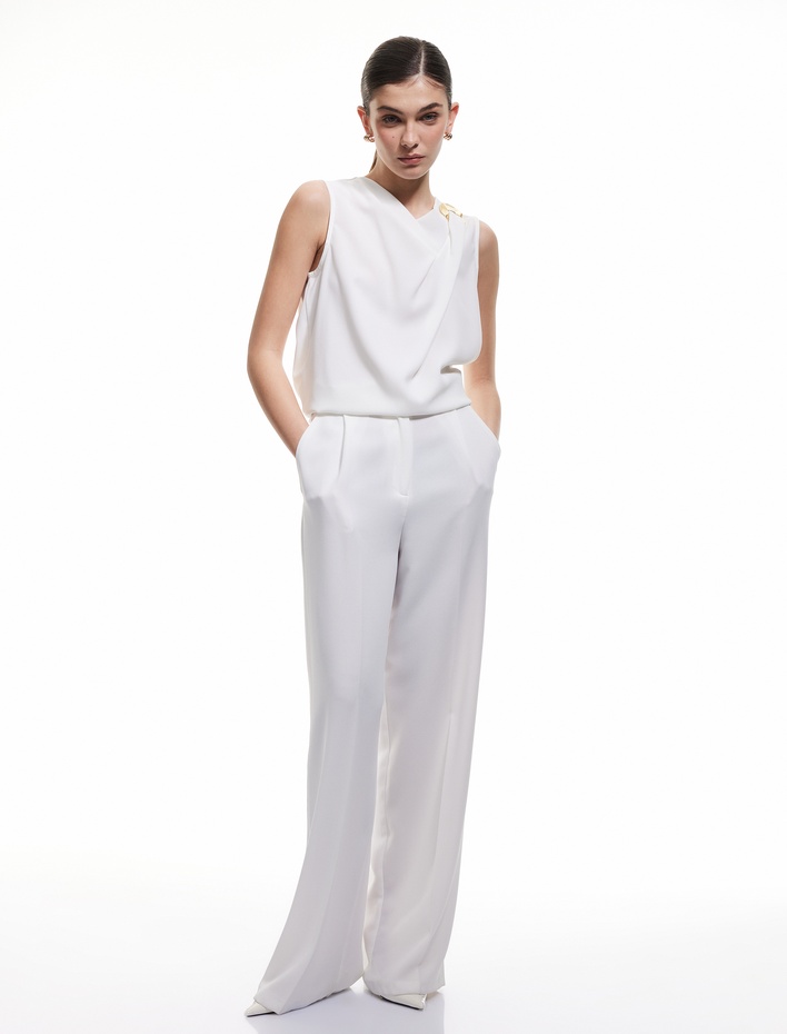  Asimetrik Yaka Drapeli Metal Aksesuarlı Kolsuz Krep Bluz