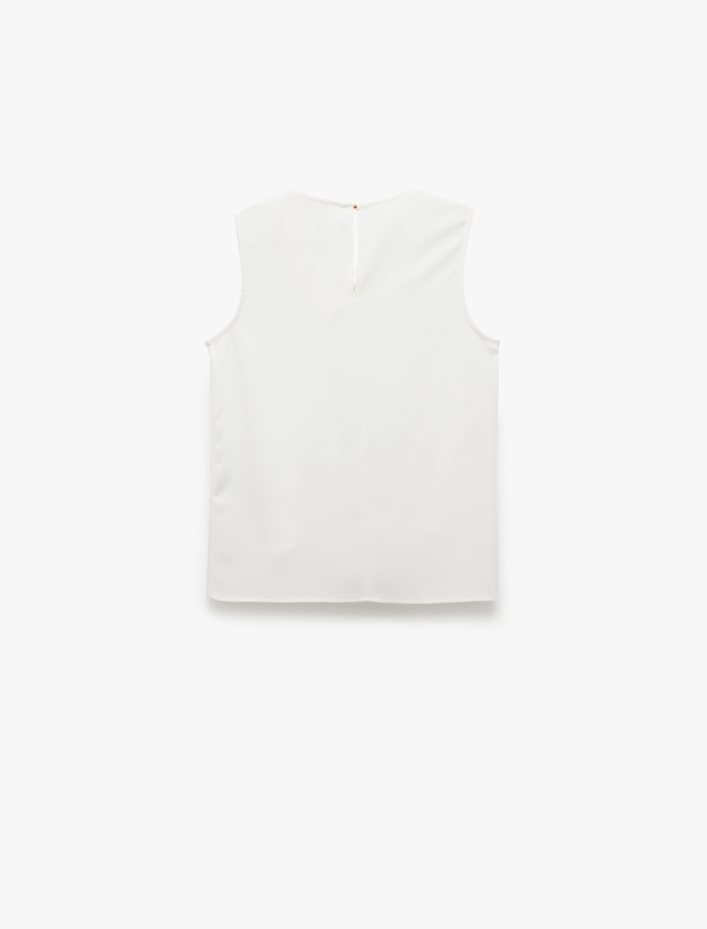   Asimetrik Yaka Drapeli Metal Aksesuarlı Kolsuz Krep Bluz