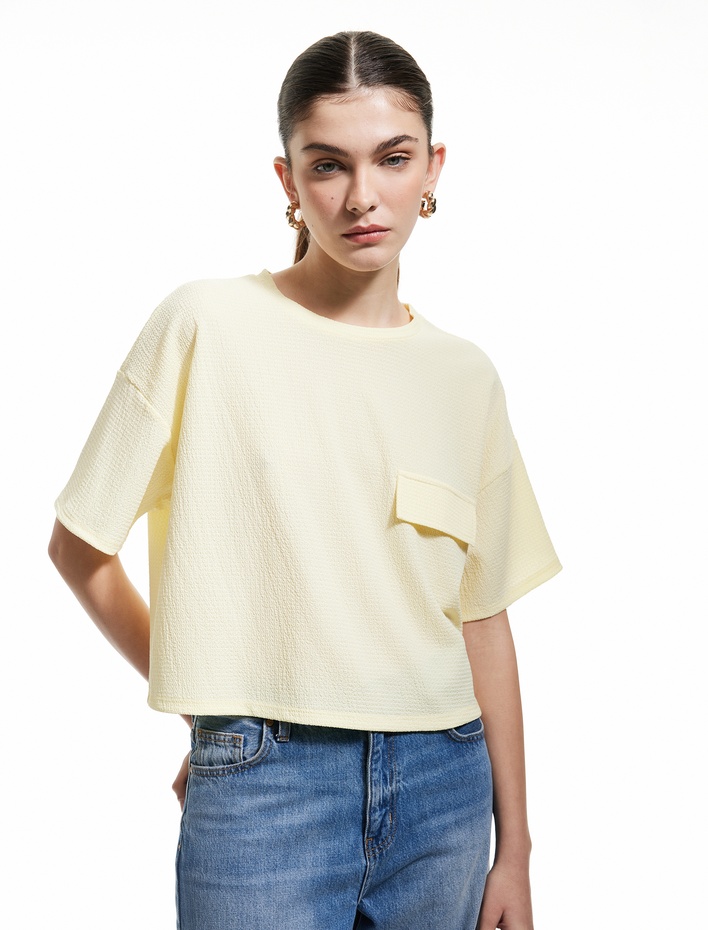  Aplike Detaylı Dokulu Bisiklet Yaka Kısa Kollu Tişört