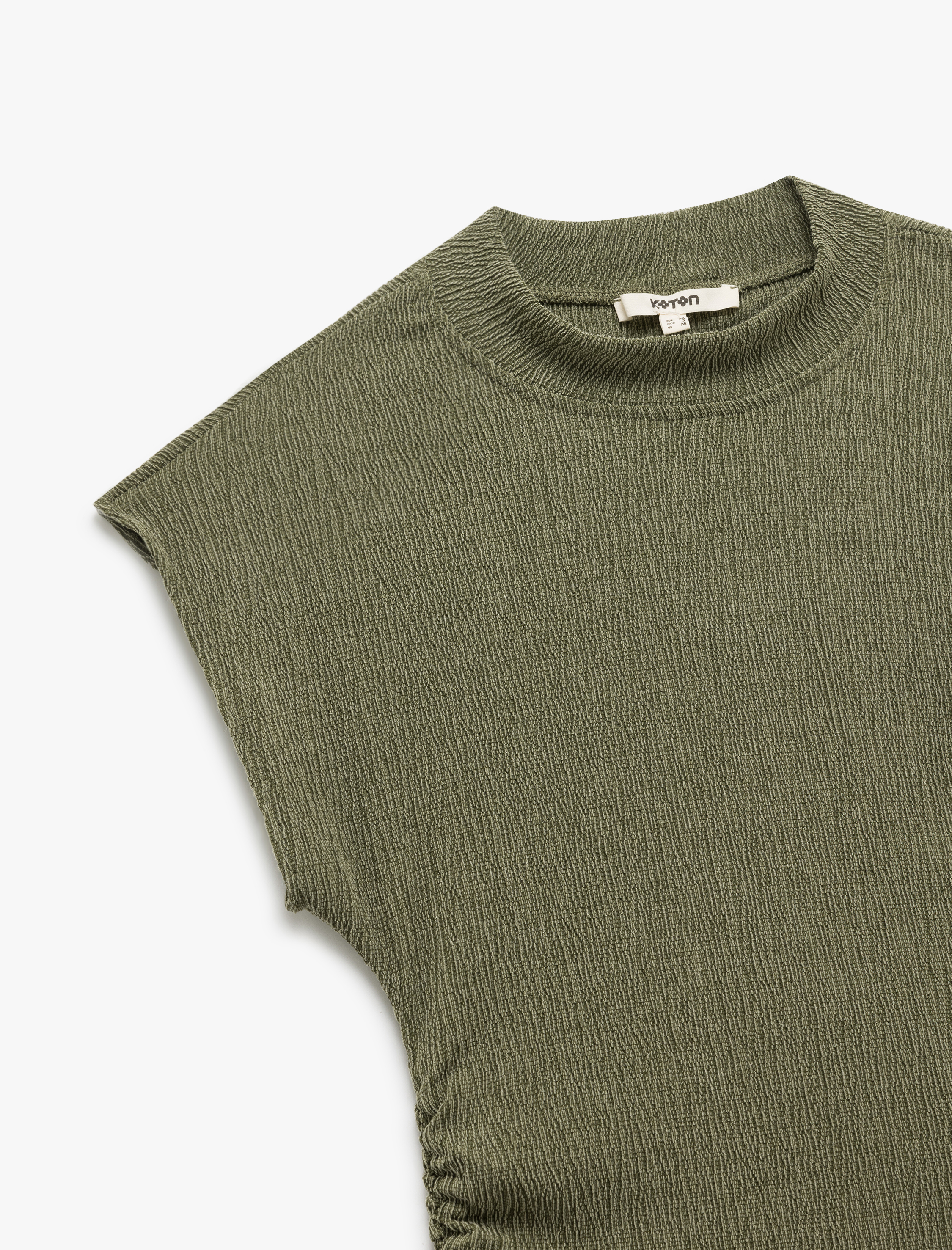   Slim Fit Dokulu Dik Yaka Kolsuz Tişört