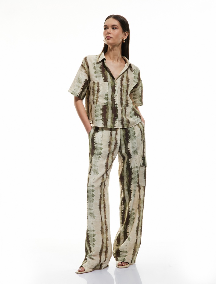  Aplike Çift Cep Detaylı Batik Desenli Viskon Kısa Kollu Crop Gömlek