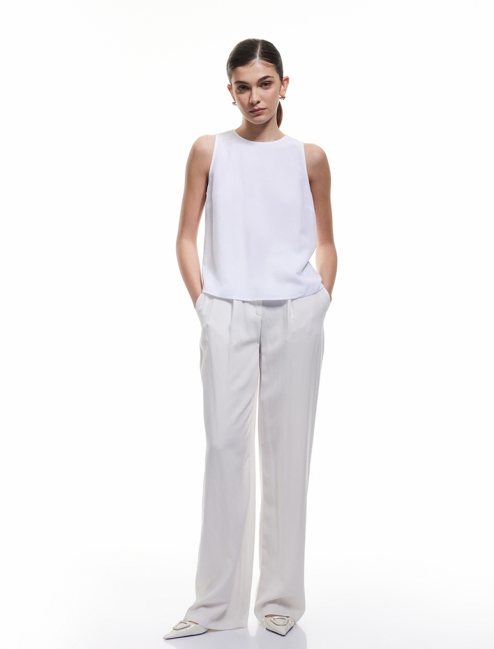  Arkası Düğmeli Asimetrik Kesim Keten Karışımlı Kolsuz Bluz