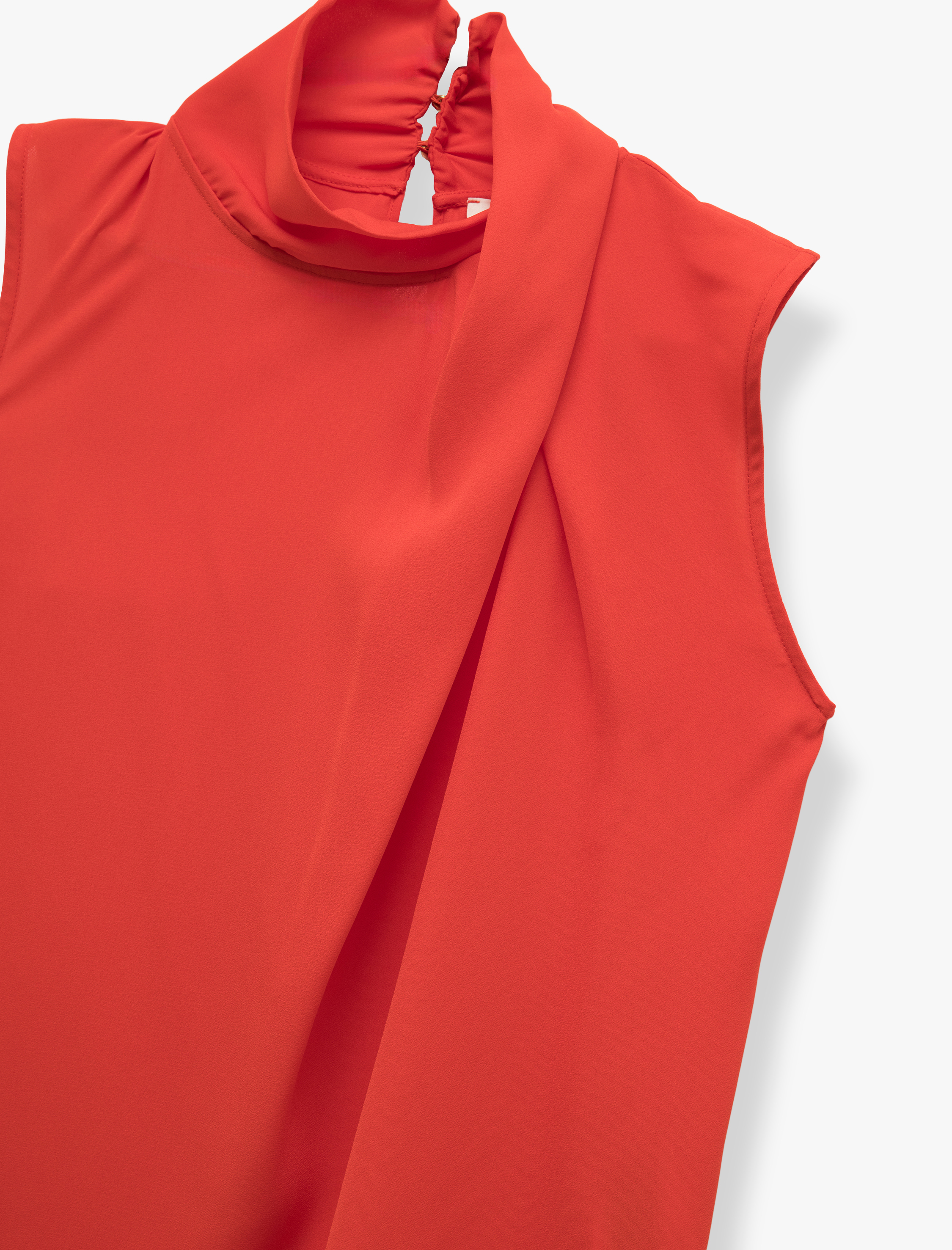 Düğmeli Asimetrik Dik Yaka Kolsuz Krep Bluz