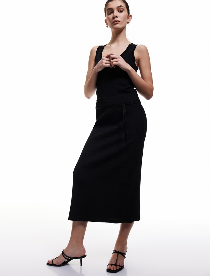  Dokulu Bağlama Detaylı Yırtmaçlı Midi Kalem Etek