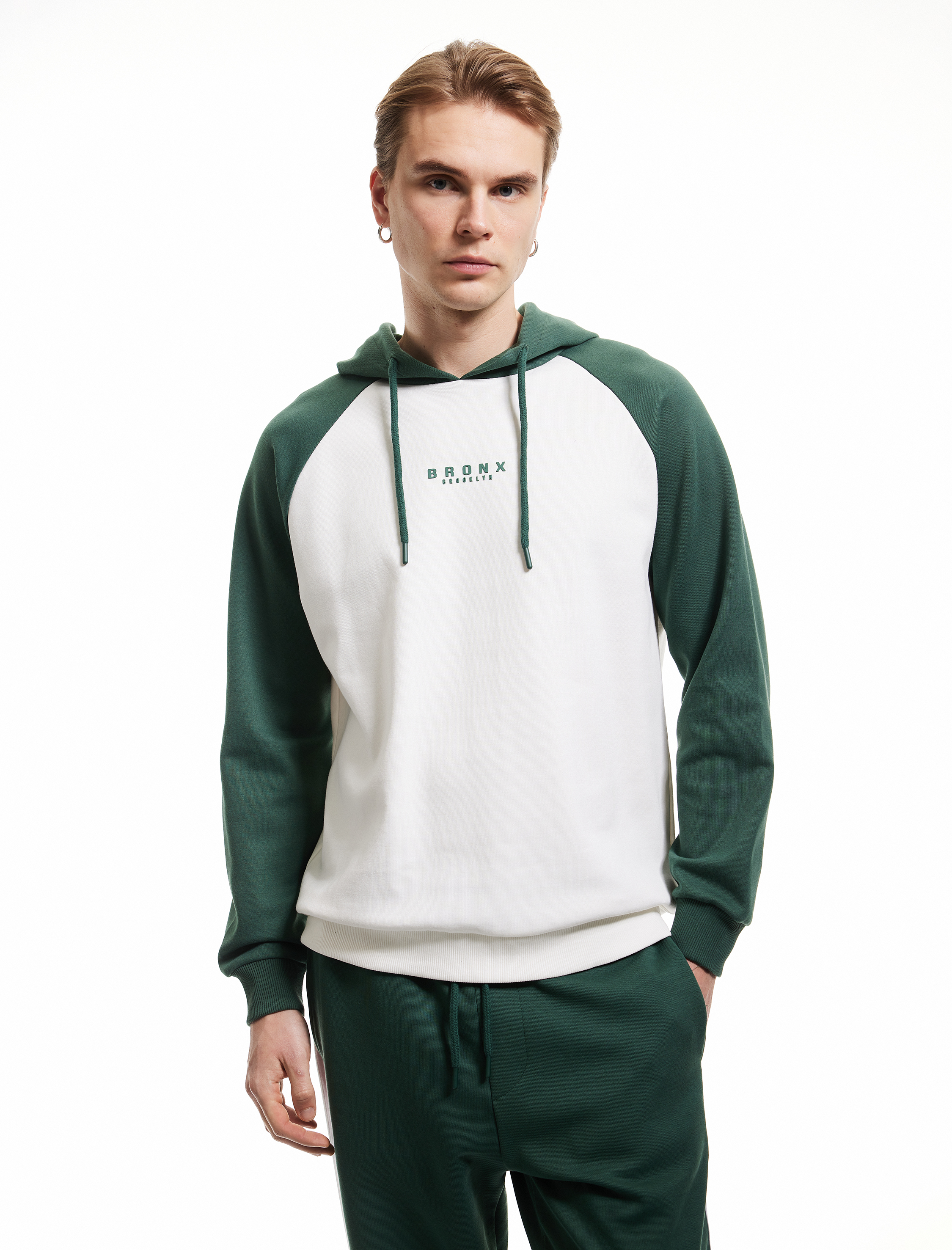   Uzun Kollu Kapşonlu Renk Kontrastlı Baskılı Hoodie