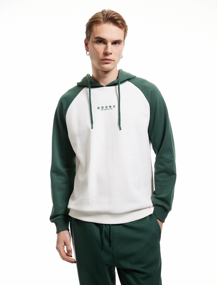  Uzun Kollu Kapşonlu Renk Kontrastlı Baskılı Hoodie