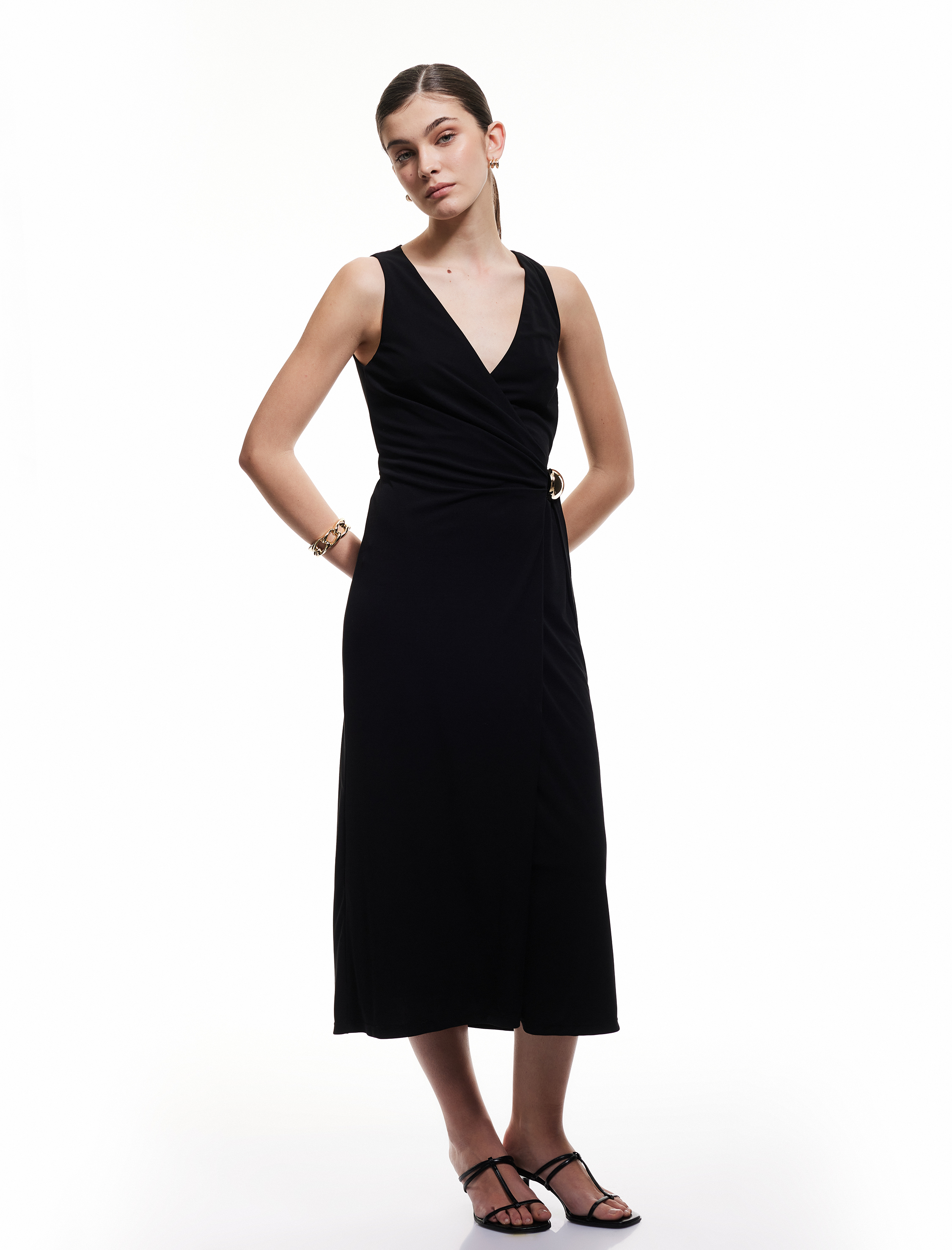   Metal Aksesuar Detaylı Kolsuz V Yaka Uzun Kruvaze Elbise