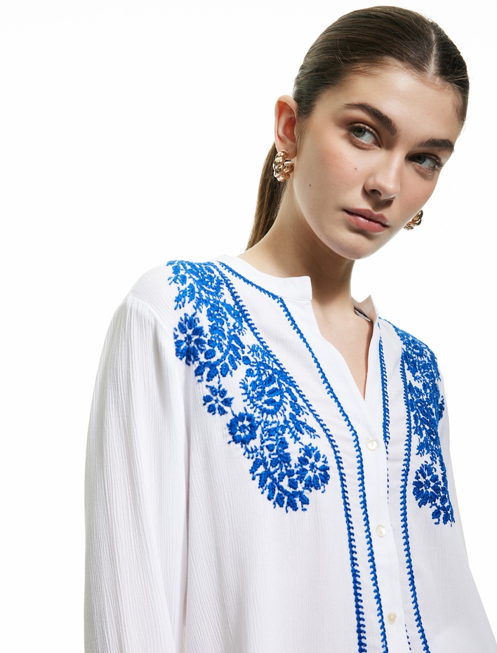  Uzun Kollu Hakim Yaka Viskon Nakış Detaylı Çiçekli Gömlek