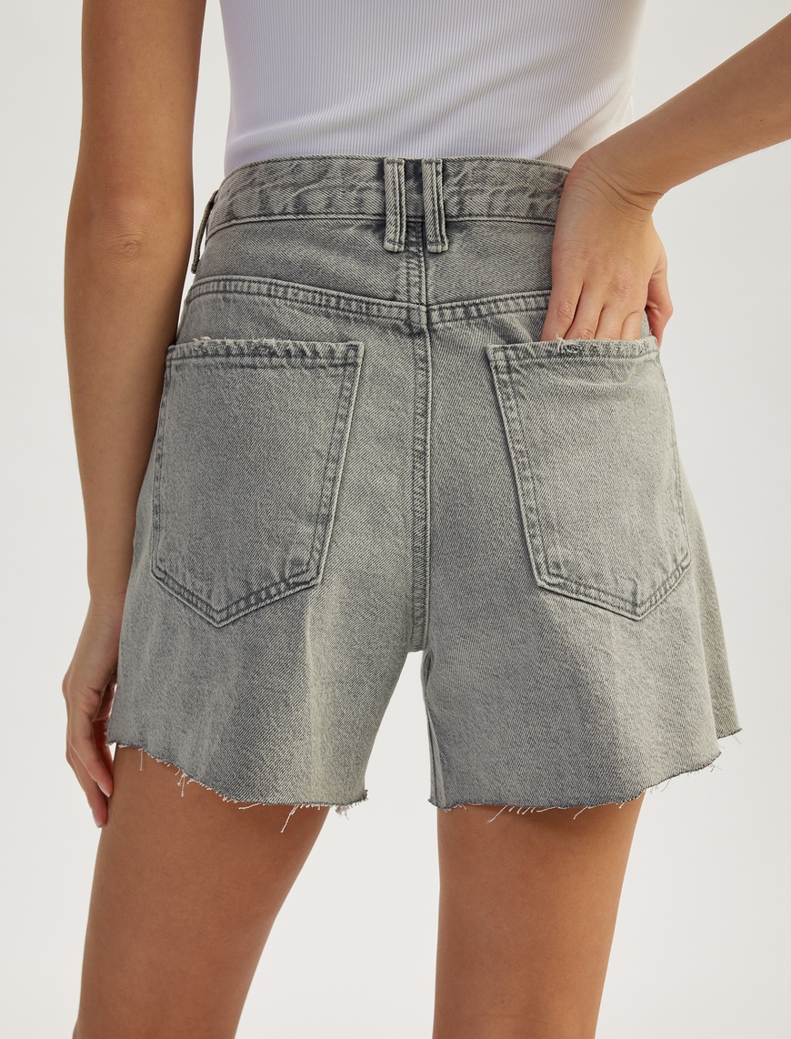   Yıpranmış Püsküllü Düğmeli Denim Şort