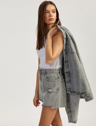 Yıpranmış Püsküllü Düğmeli Denim Şort
