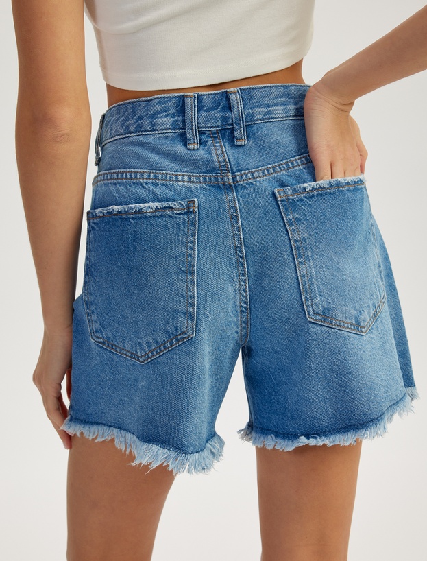 Yıpranmış Püsküllü Düğmeli Denim Şort_2