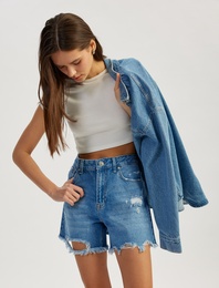 Yıpranmış Püsküllü Düğmeli Denim Şort