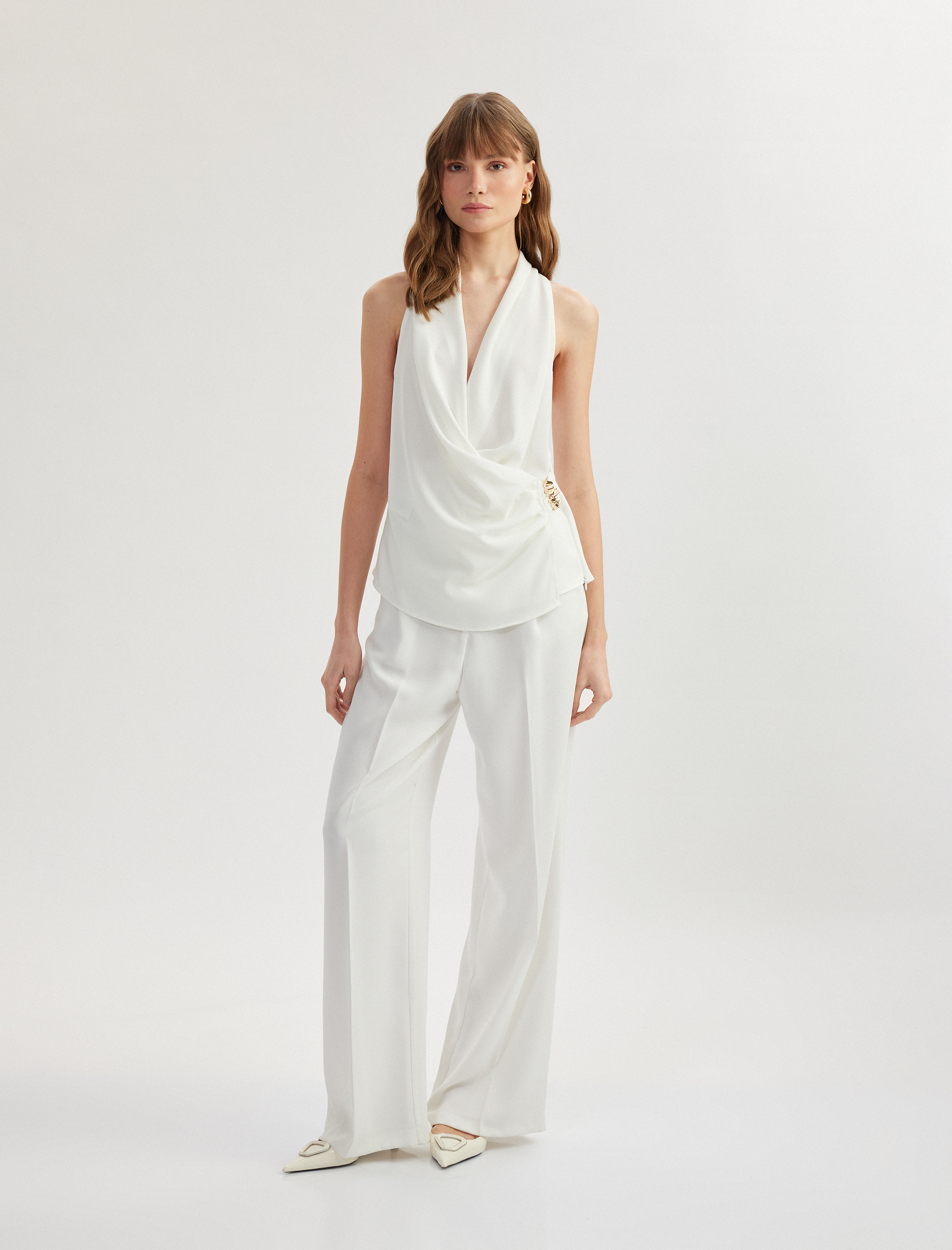   Metal Aksesuar Detaylı Drapeli V Yaka Kruvaze Kolsuz Krep Bluz