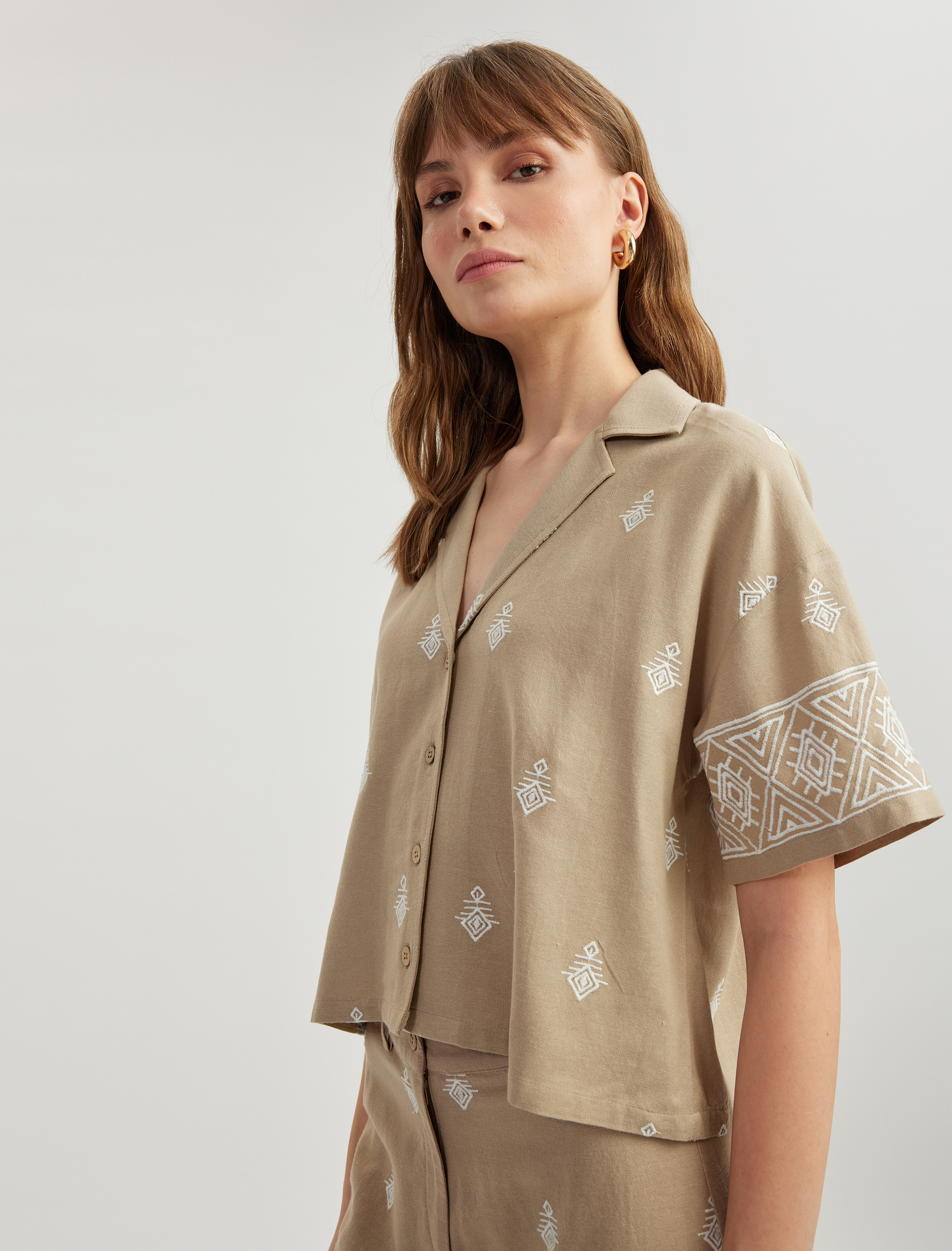   Viskon Etnik Desenli İşlemeli Kısa Kollu Oversize Crop Gömlek