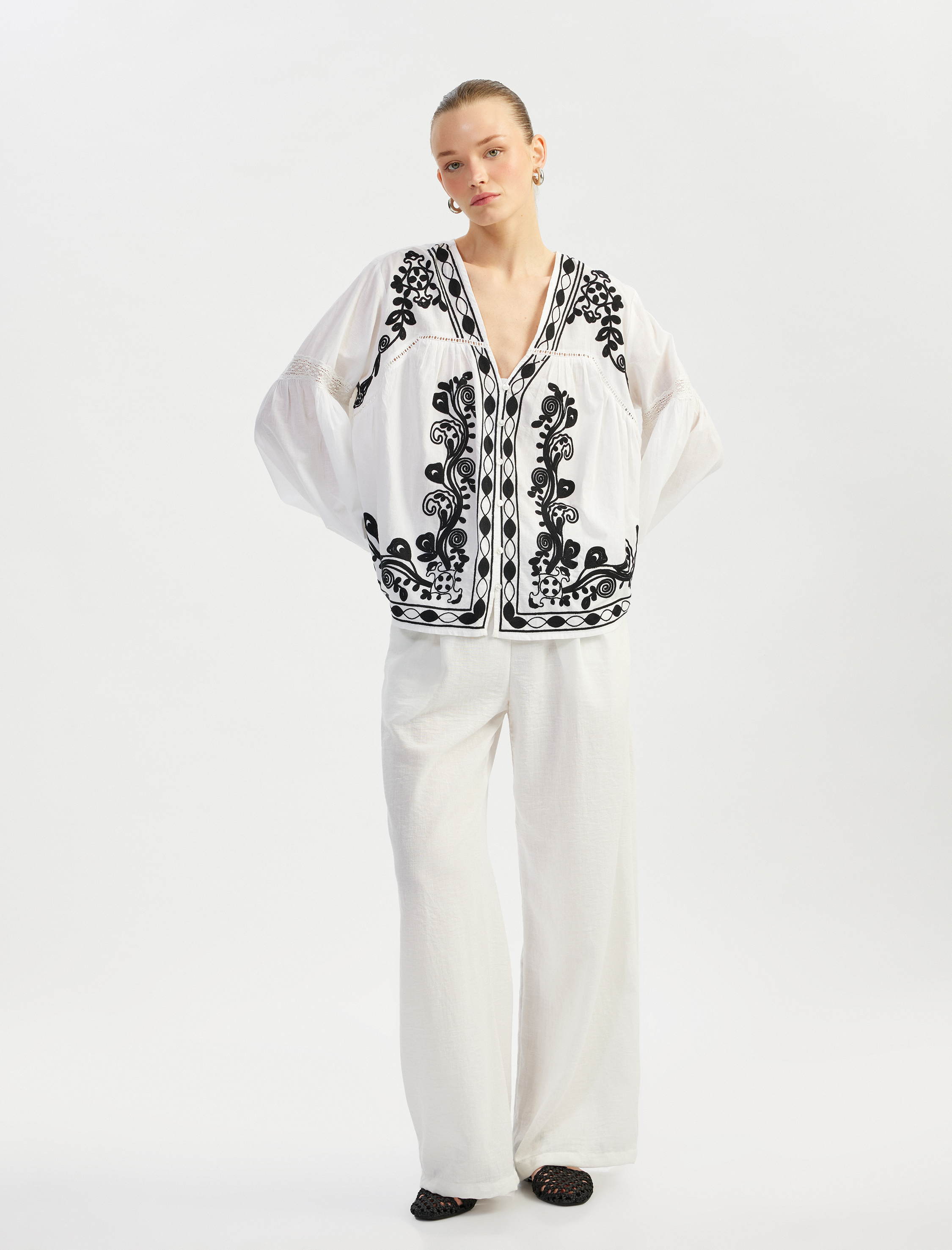   Pamuklu Çiçekli İşlemeli V Yaka Uzun Balon Kollu Fistolu Bluz