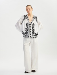 Pamuklu Çiçekli İşlemeli V Yaka Uzun Balon Kollu Fistolu Bluz