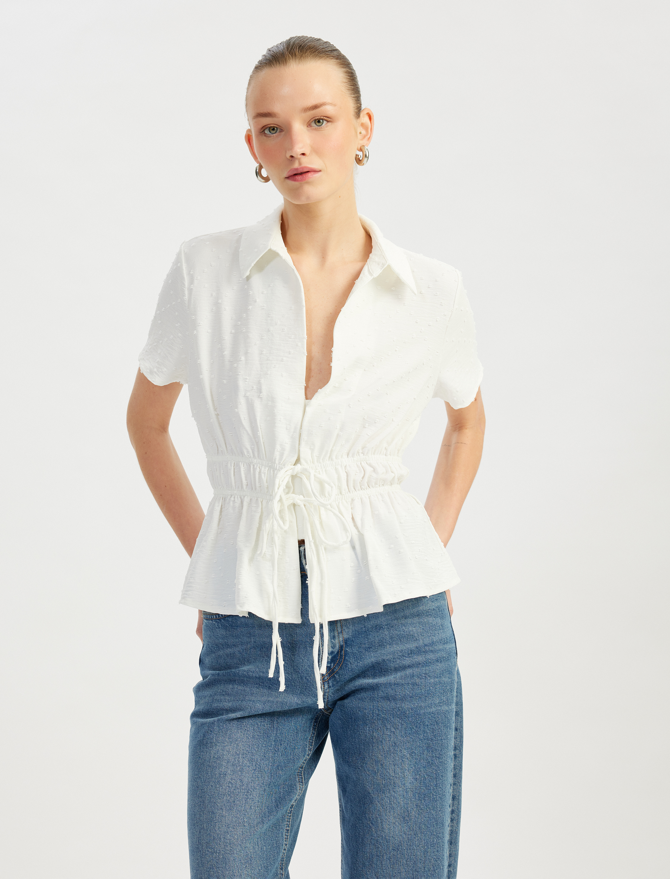   Önden Bağlamalı Büzgülü Fiyonk Detaylı Kısa Kollu Gömlek Yaka Bluz