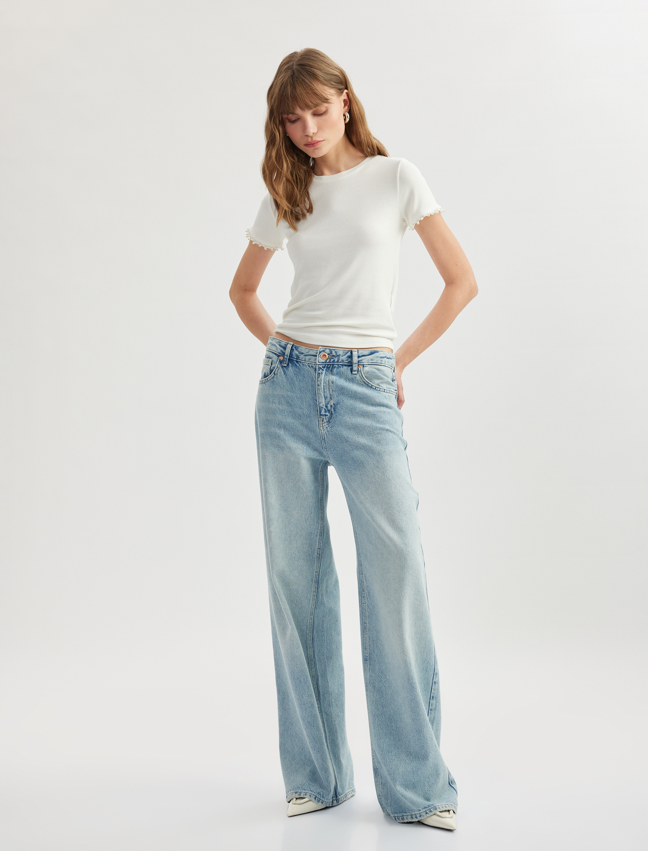   Boncuk Detaylı Slim Fit Kısa Kollu Bisiklet Yaka Viskon Tişört