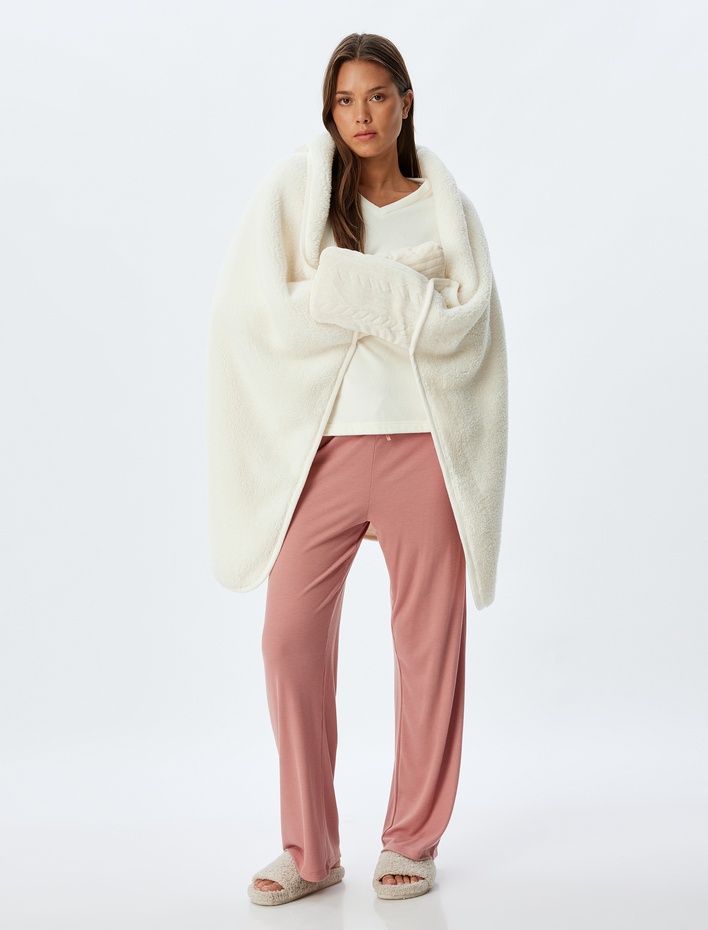  Uzun Yarasa Kollu Eldivenli Aplike Kulak Detaylı Kapüşonlu Peluş Polar Sabahlık