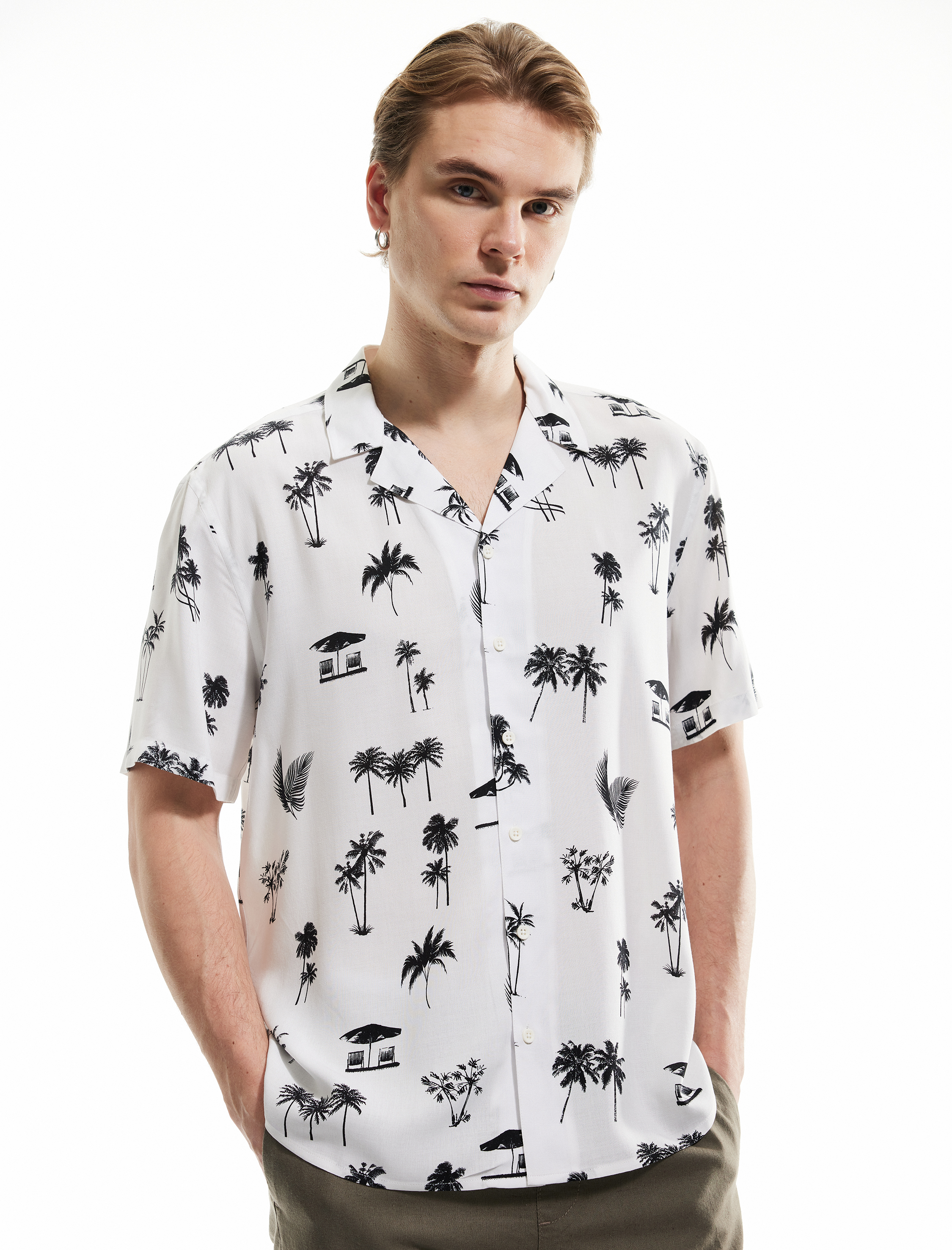   Kısa Kollu Devrik Yaka Regular Fit Viskon Palmiye Desenli Gömlek
