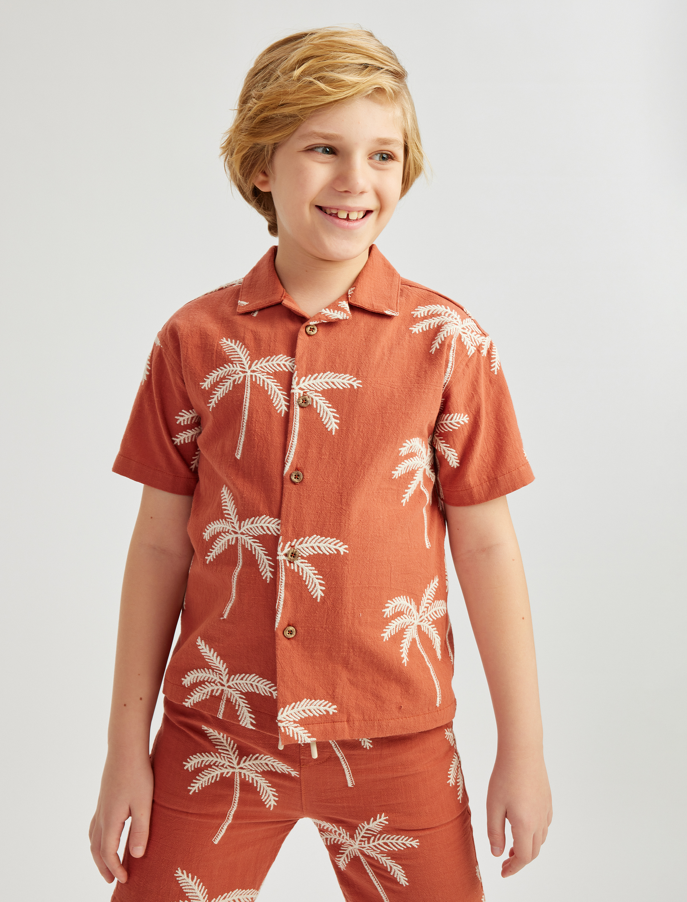  Erkek Çocuk Palmiye Nakış Detaylı Kısa Kollu Pamuklu Gömlek