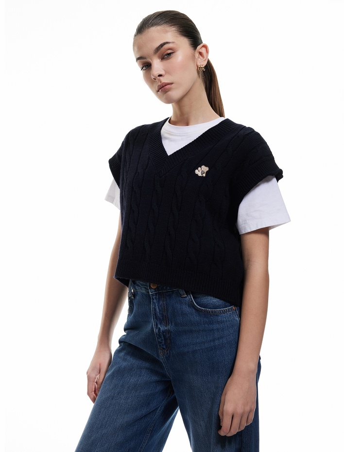  Ayıcık Nakış Detaylı Kolsuz V Yaka Saç Örgü Süveter