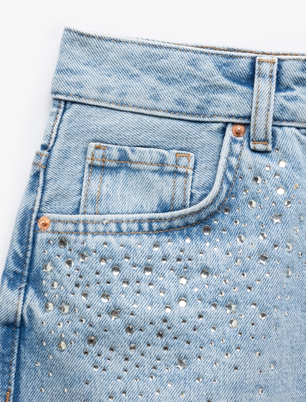 Taşlı Yıpratılmış Düğmeli Cepli Mini Denim Şort_5