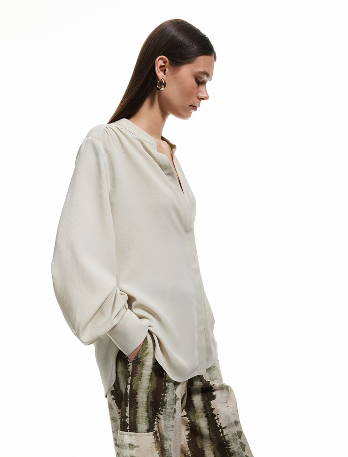  Düğmeli Hakim Yaka Uzun Kollu Saten Gömlek