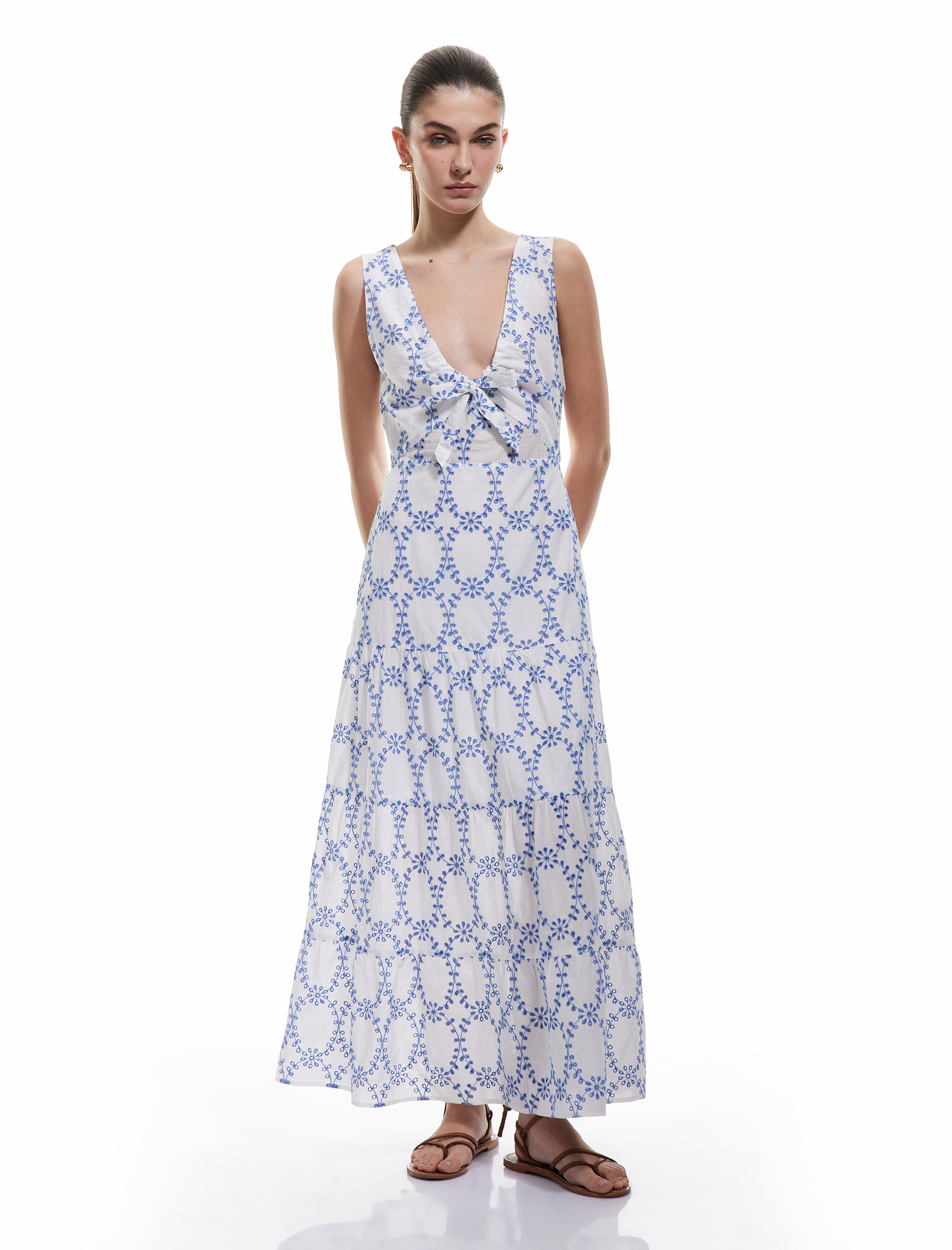   Pamuklu Arkası Pencere Detaylı V Yaka Uzun Çiçekli Fistolu Brodeli Elbise