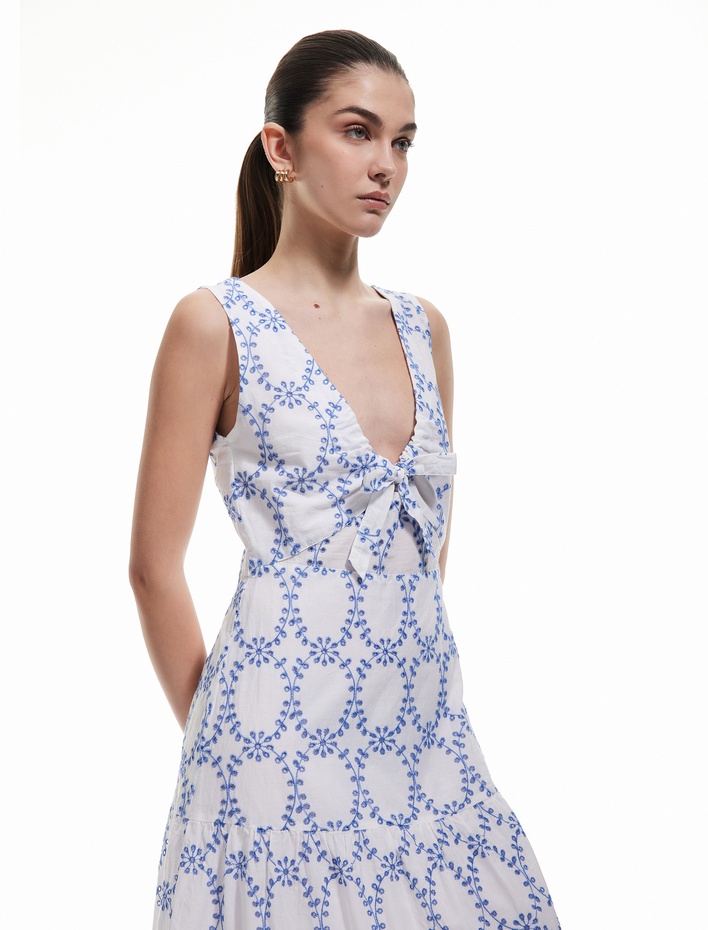  Pamuklu Arkası Pencere Detaylı V Yaka Uzun Çiçekli Fistolu Brodeli Elbise