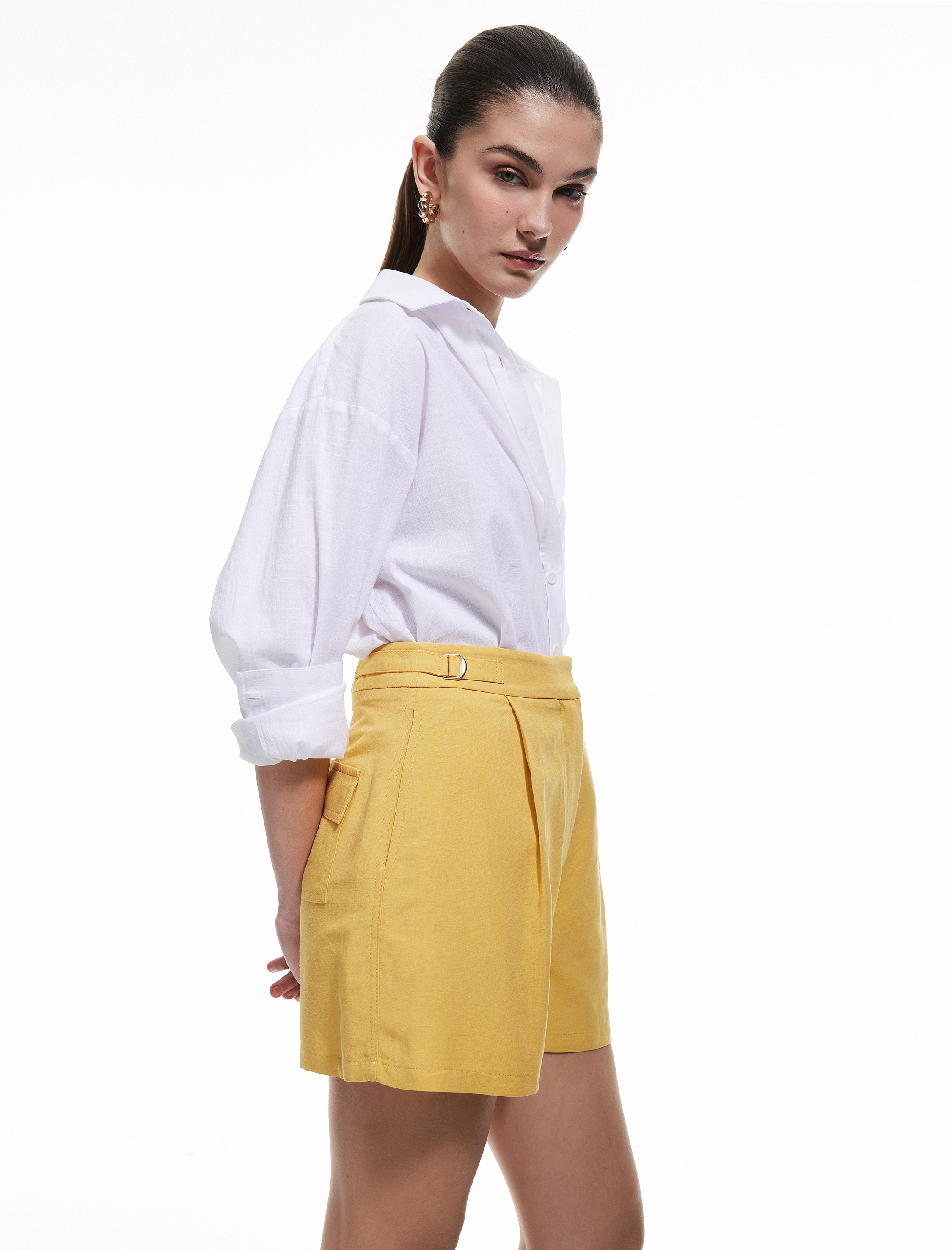   Metal Aksesuarlı Cepli Viskon Keten Karışımlı Mini Yüksek Bel Şort