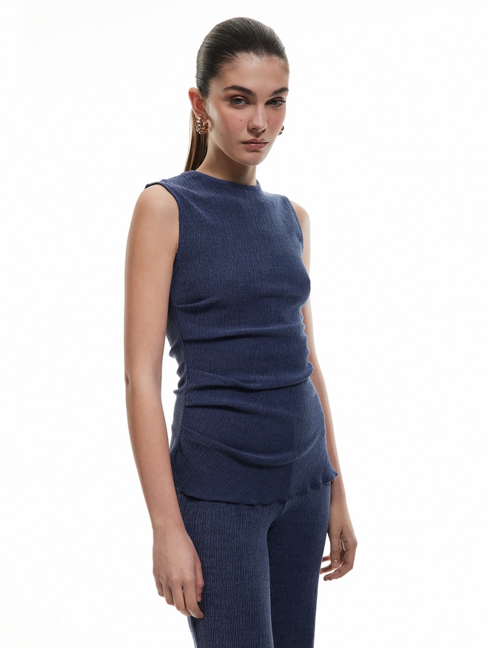  Yuvarlak Yaka Drape Detaylı Asimetrik Kolsuz Tişört