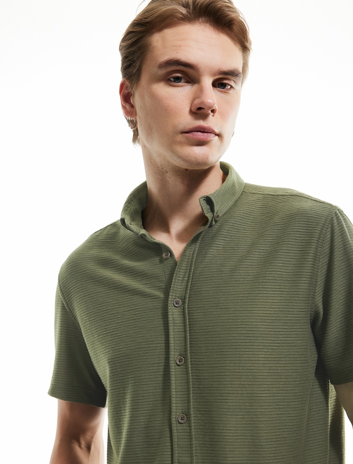  Düğmeli Yaka Dokulu Viskon Karışımlı Regular Fit Klasik Kısa Kollu Gömlek