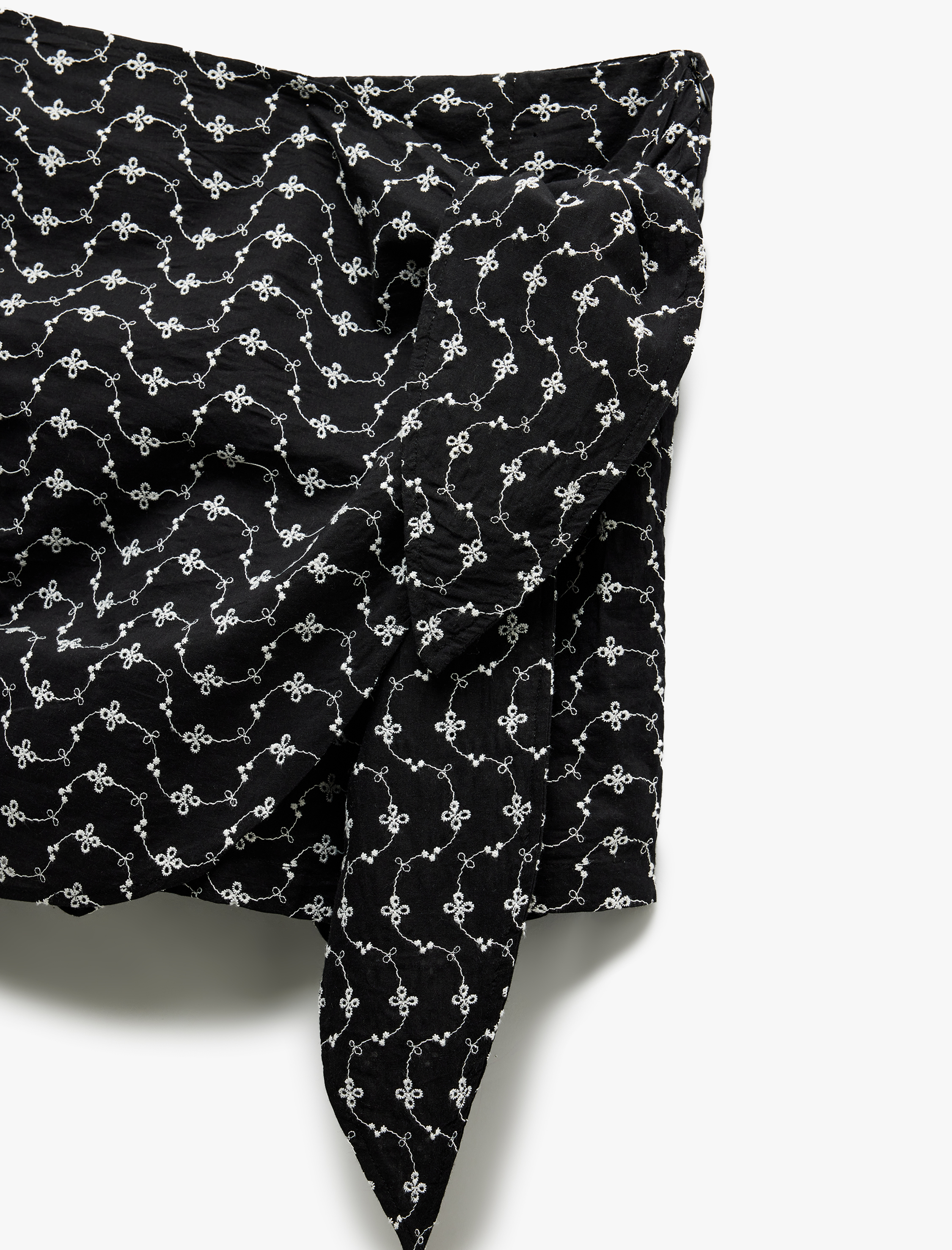   Pamuklu Bağlama Detaylı Fistolu Brodeli Mini Şort Etek