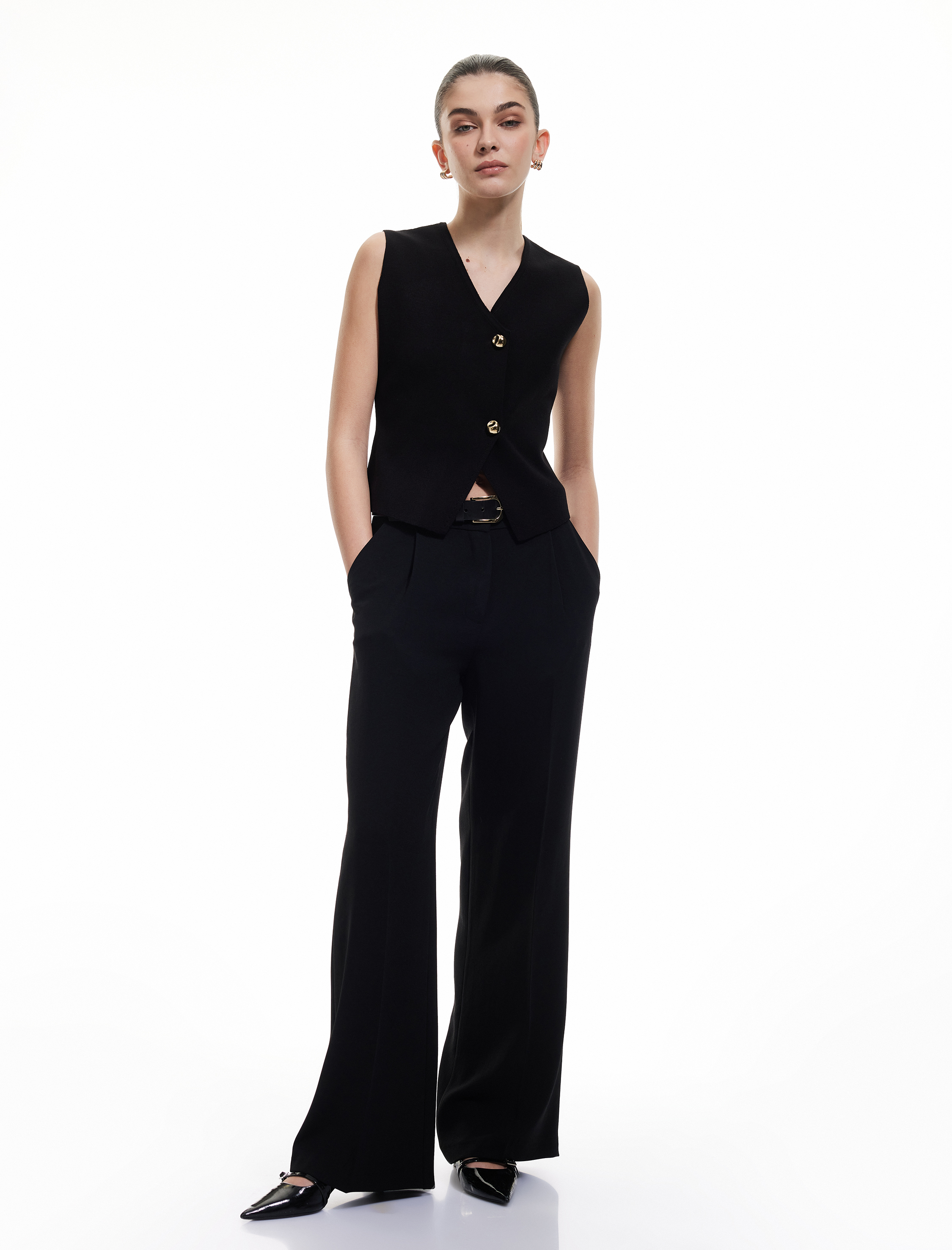   V Yaka Düğmeli Kolsuz Triko Yelek