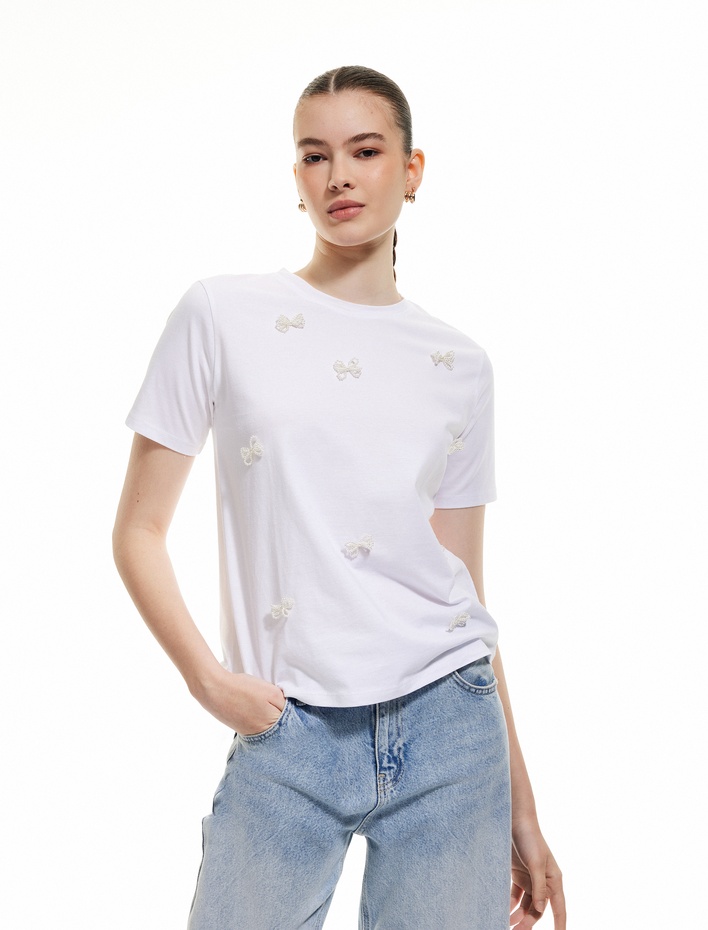  Pamuklu Boncuklu Fiyonk Detaylı Kısa Kollu Bisiklet Yaka Tişört