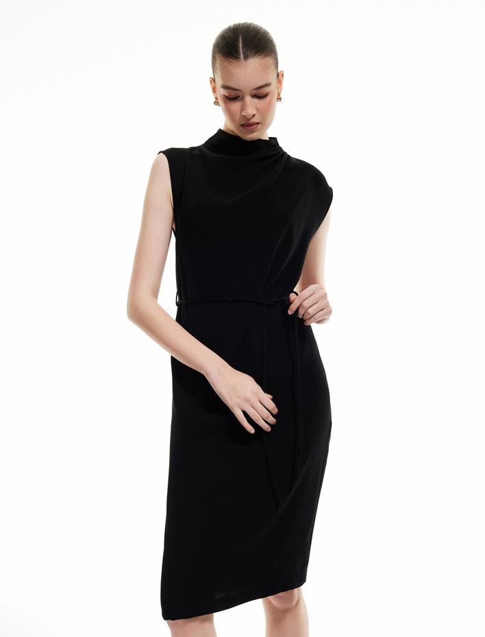  Kemer Detaylı Dik Yaka Midi Boy Kolsuz Elbise