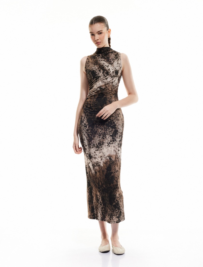  Drape Detaylı Yırtmaçlı Kolsuz Uzun Viskon Leopar Elbise