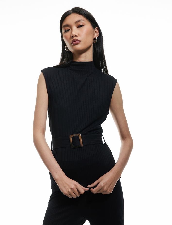  Viskon Kumaş Kemer Detaylı Dik Yaka Kolsuz Bluz