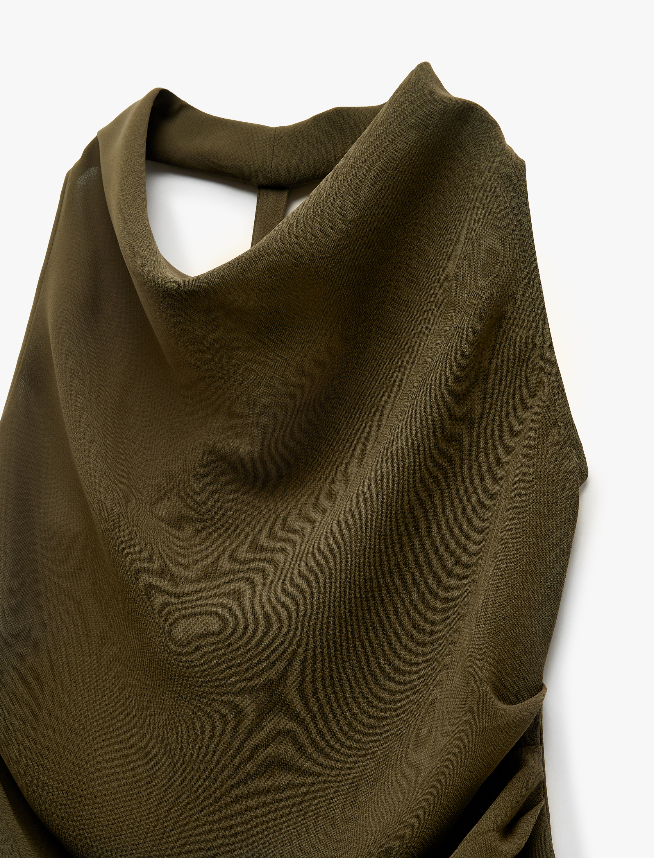   Kolsuz Drapeli Asimetrik Sırt Detaylı Degaje Yaka Bluz