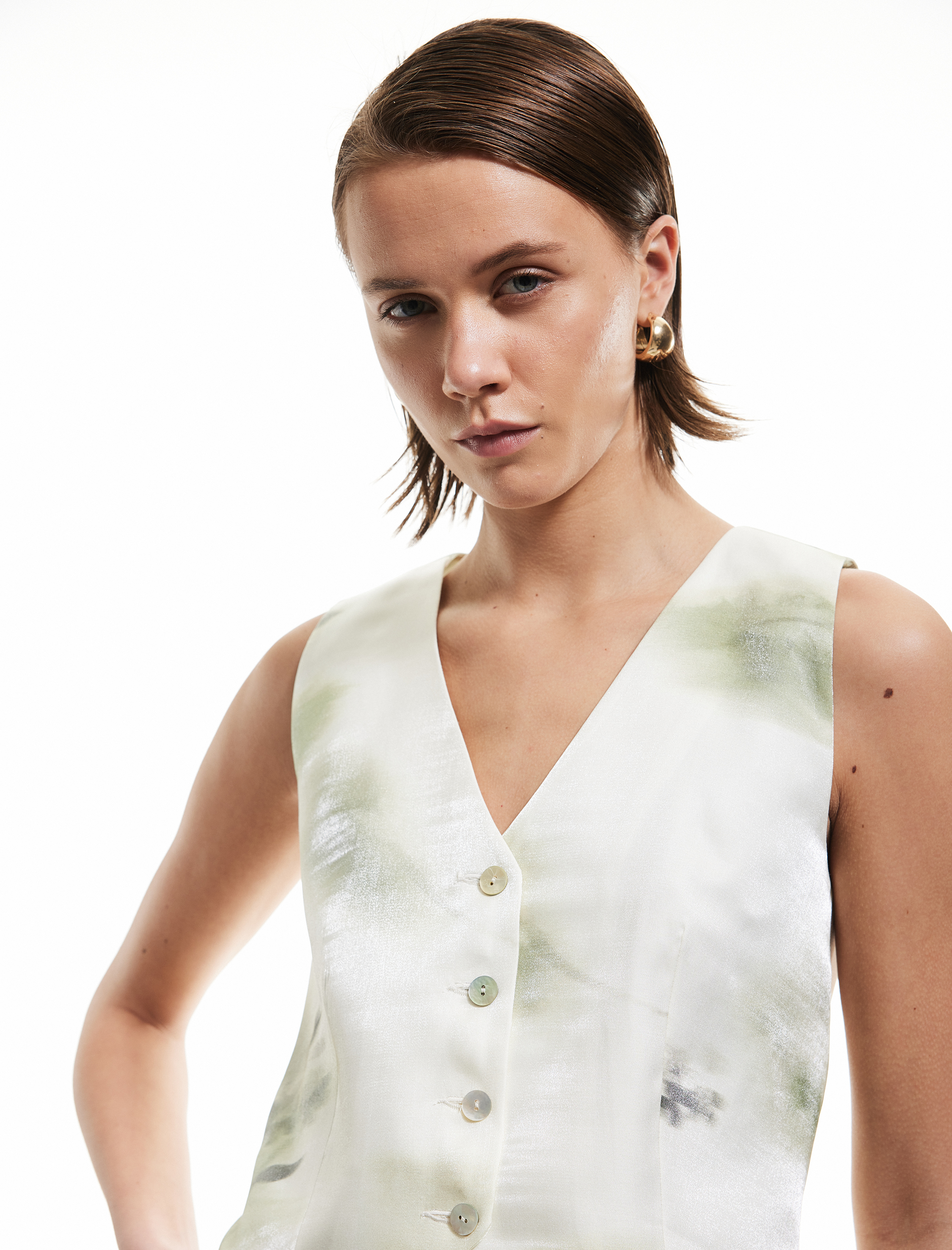 V Yaka Kolsuz Düğmeli Batik Desenli Saten Yelek