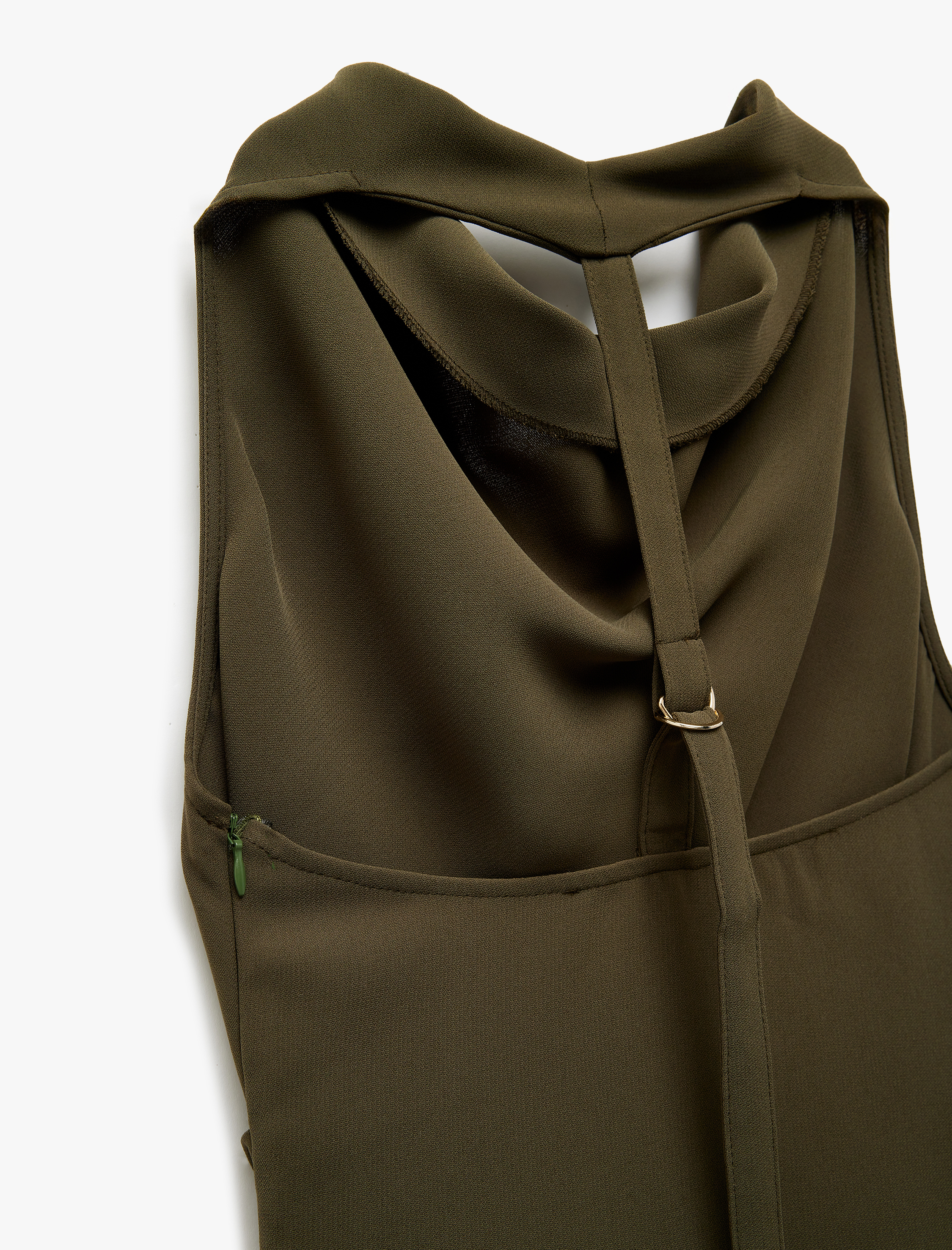   Kolsuz Drapeli Asimetrik Sırt Detaylı Degaje Yaka Bluz