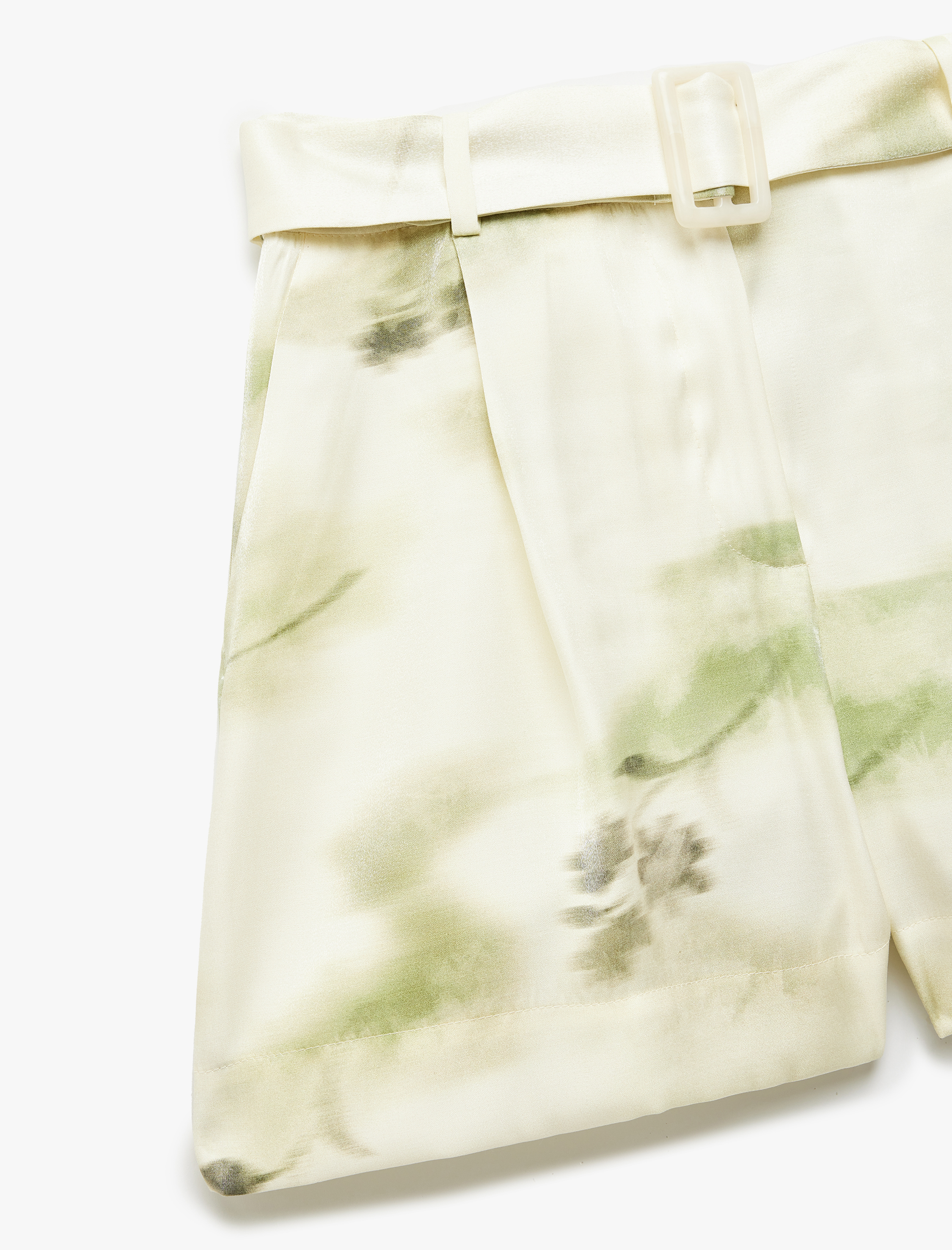   Normal Bel Cepli Kemerli Batik Desenli Saten Şort