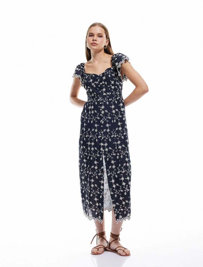  Çiçekli Kayık Yaka Omzu Açık Düğmeli Dantelli Uzun Elbise