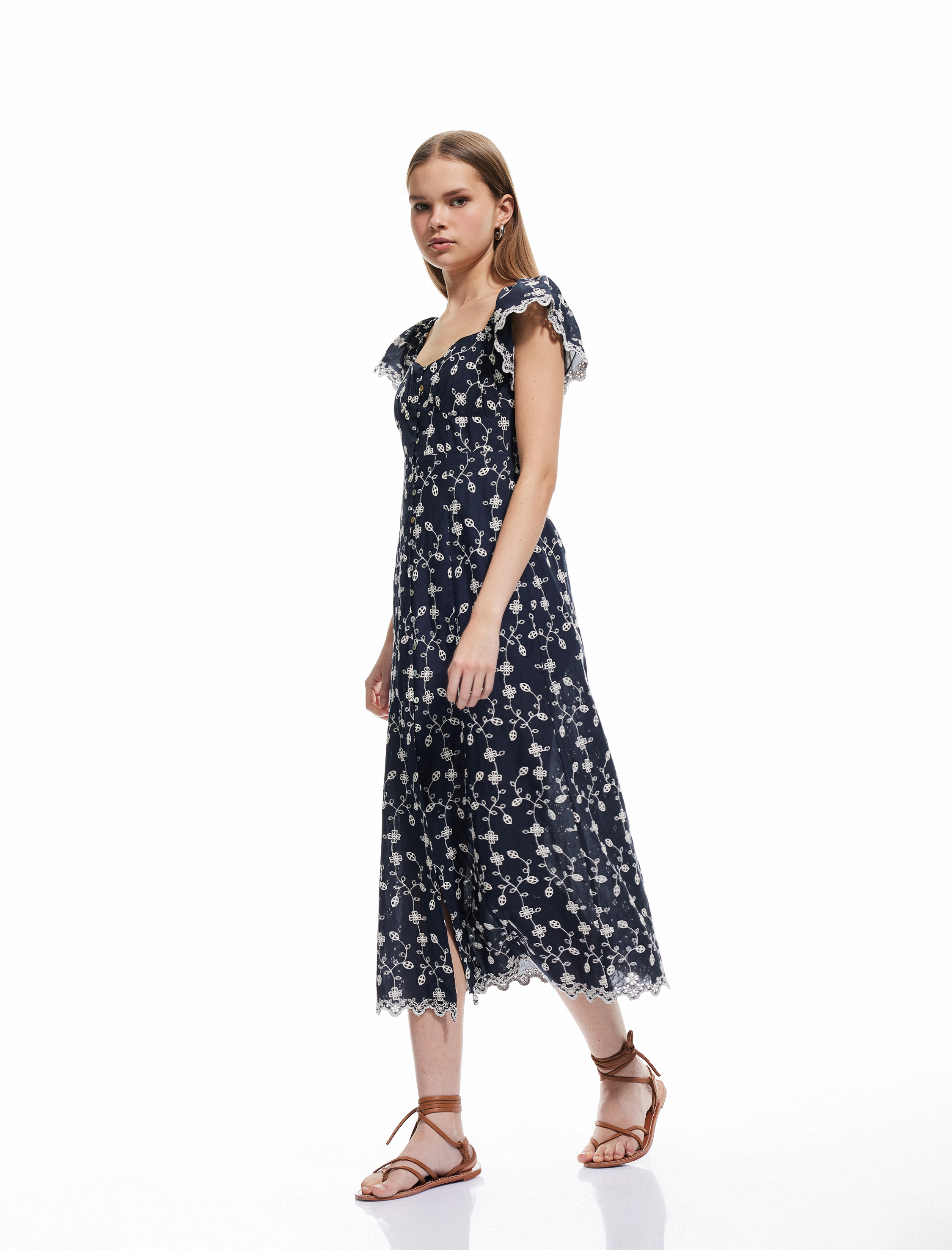   Çiçekli Kayık Yaka Omzu Açık Düğmeli Dantelli Uzun Elbise