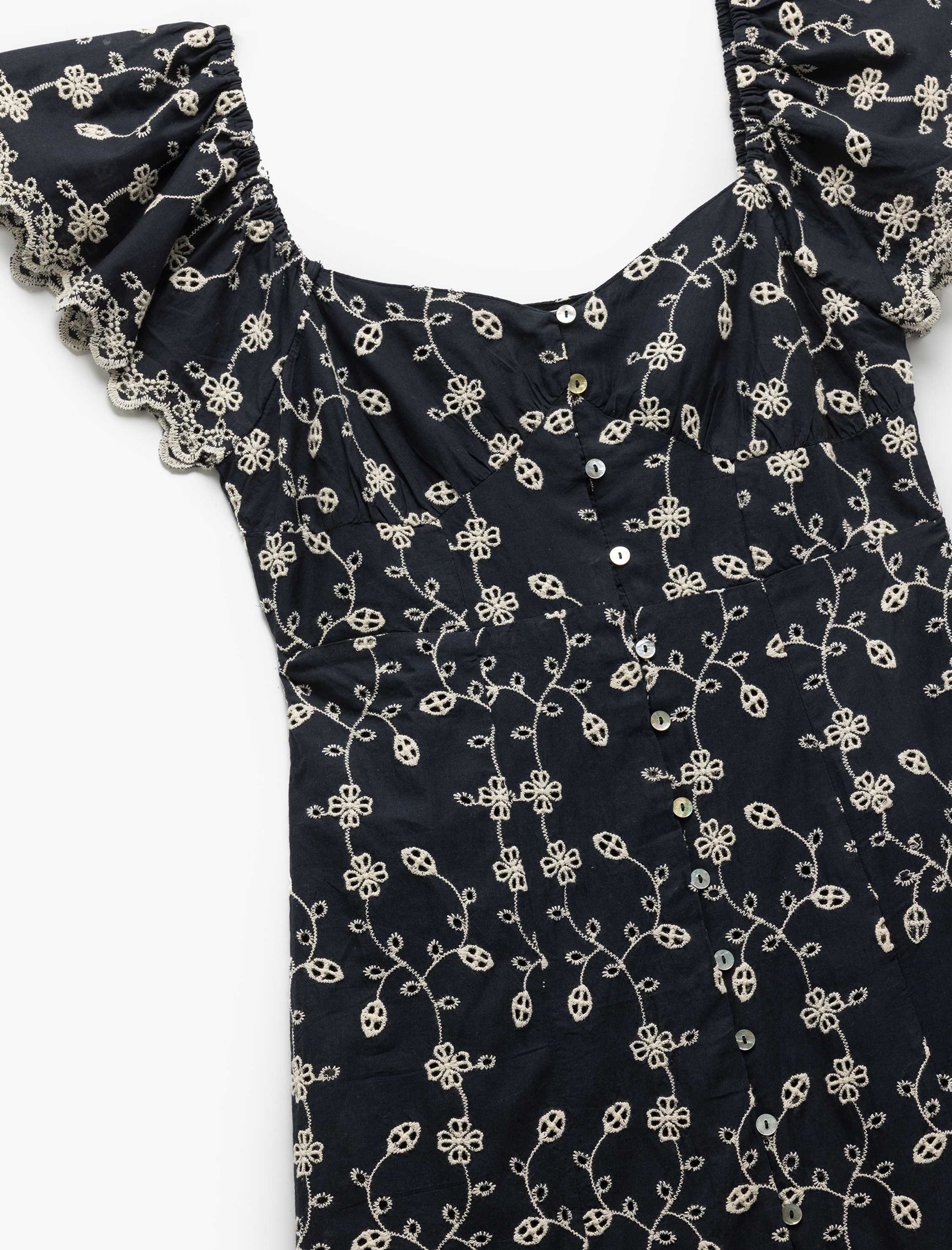   Çiçekli Kayık Yaka Omzu Açık Düğmeli Dantelli Uzun Elbise