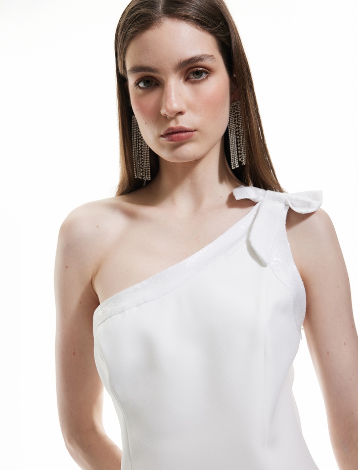  Tek Omuz Fiyonk Detaylı Pullu Payetli Mini Elbise