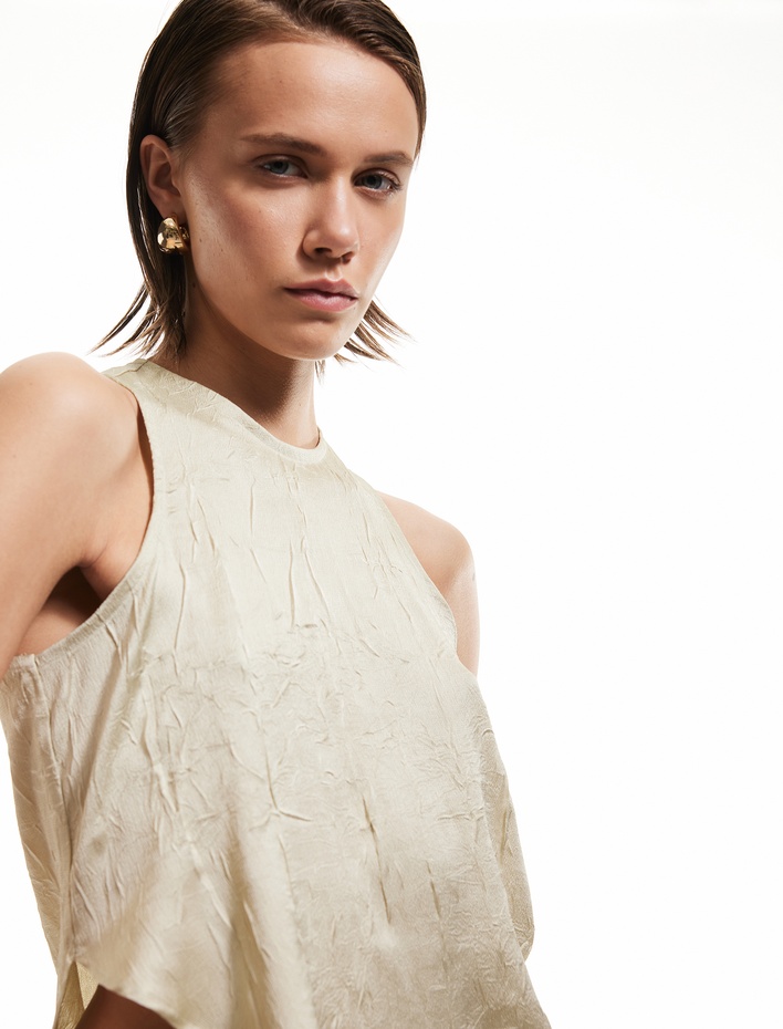  Asimetrik Kesim Dokulu Kolsuz Halter Yaka Saten Bluz